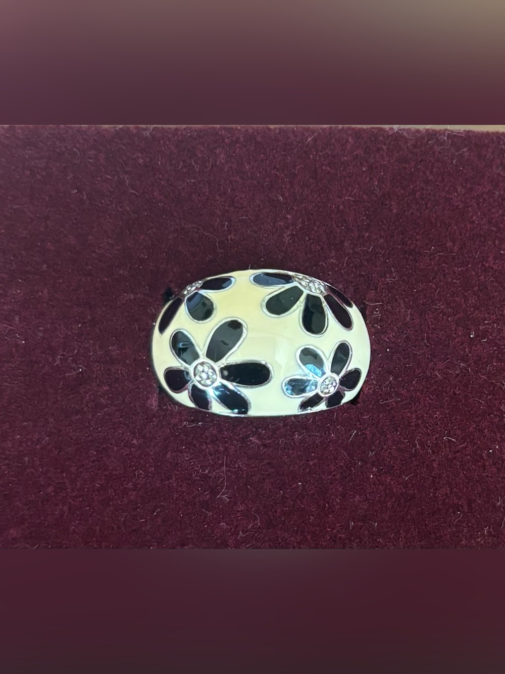 Elegant Floral Black and Cream Ring